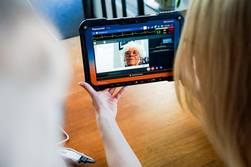 MobiMed with video call to the hospital from the patient house