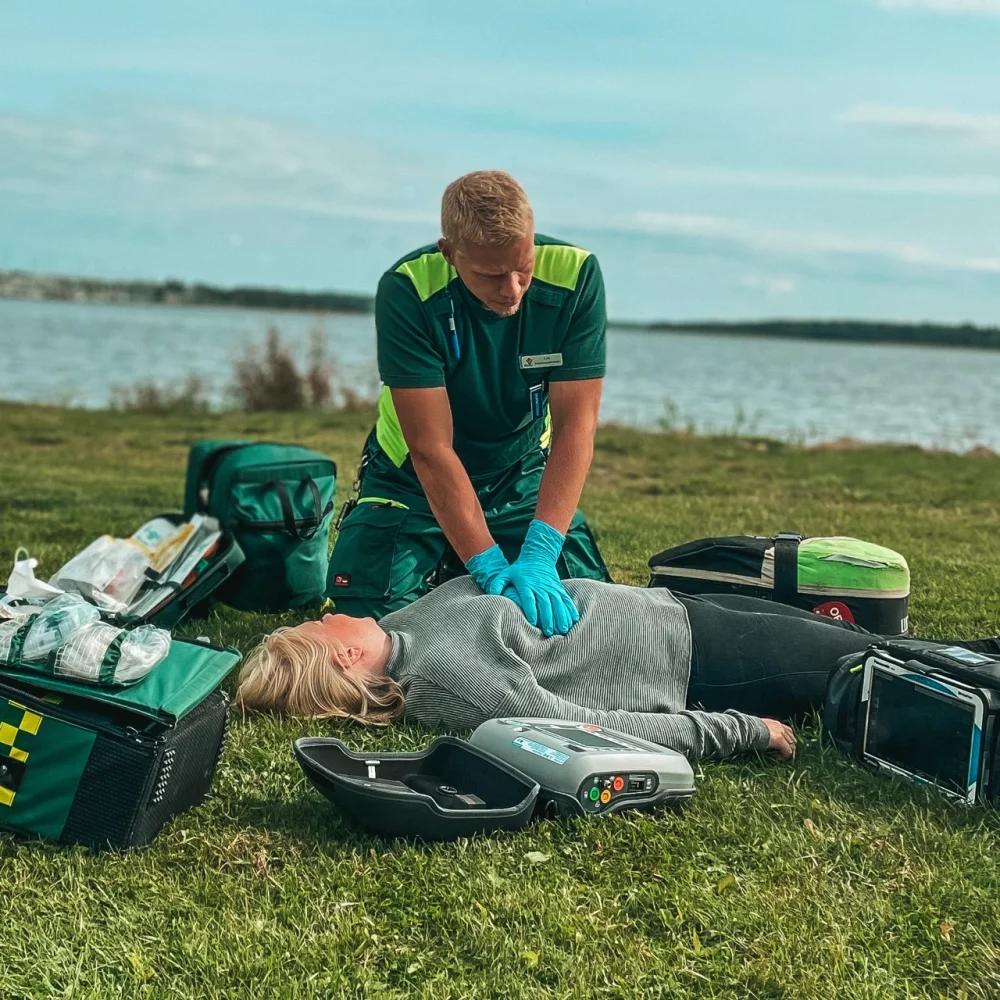 ambulanspersonal ger första hjälpen till en kvinna