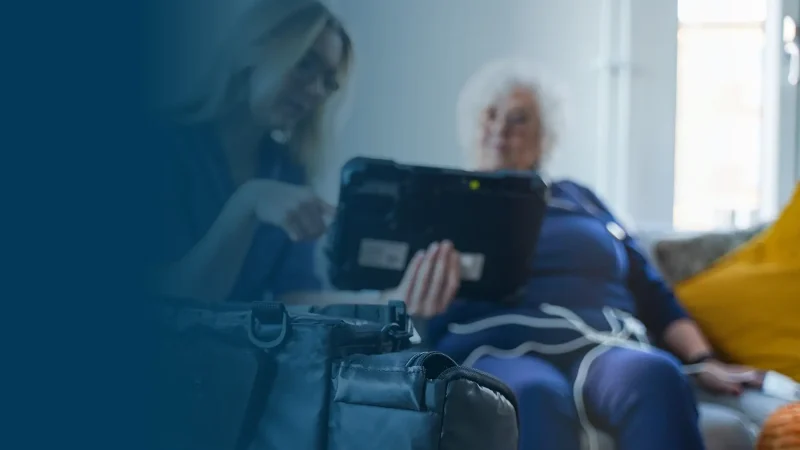 Primarvard sjukskoterska undersoker patient i hemmet